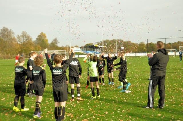 DSC_0313; en de confetti de lucht in gaat. klein