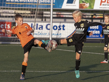 Foto's jeugdvoetbal zaterdag; stralen en strijden