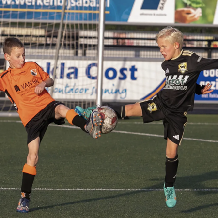 Foto's jeugdvoetbal zaterdag; stralen en strijden