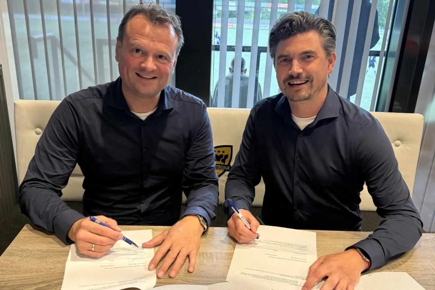 Mattijs Mantel (FC Winterswijk) en Sebastiaan Hemink (Frontis) onderteken het sponsorcontract